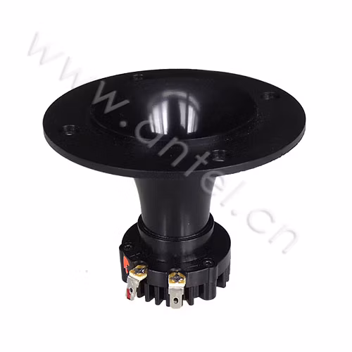 Рупорный твитер с диафрагмой из фенольной смолы и титана, катушкой диаметром 1 дюйм и магнитом.